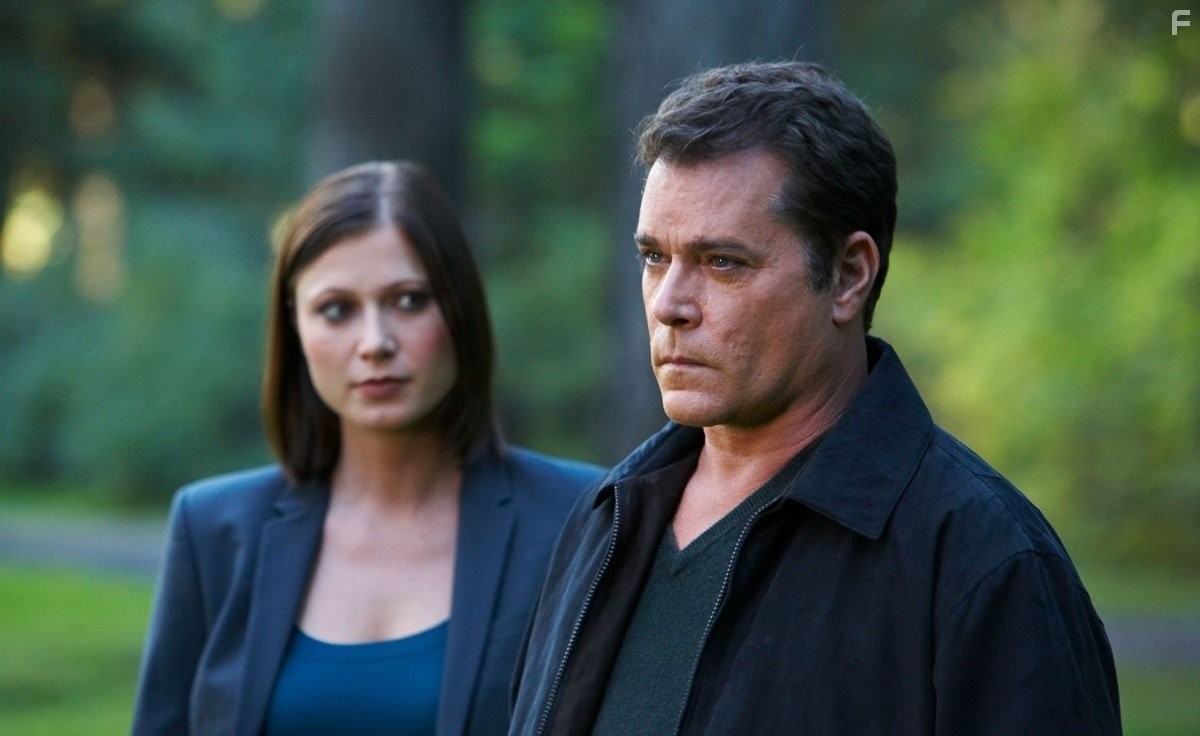 Ray Liotta and Sarah Ann Schultz in Речные убийства (2011)