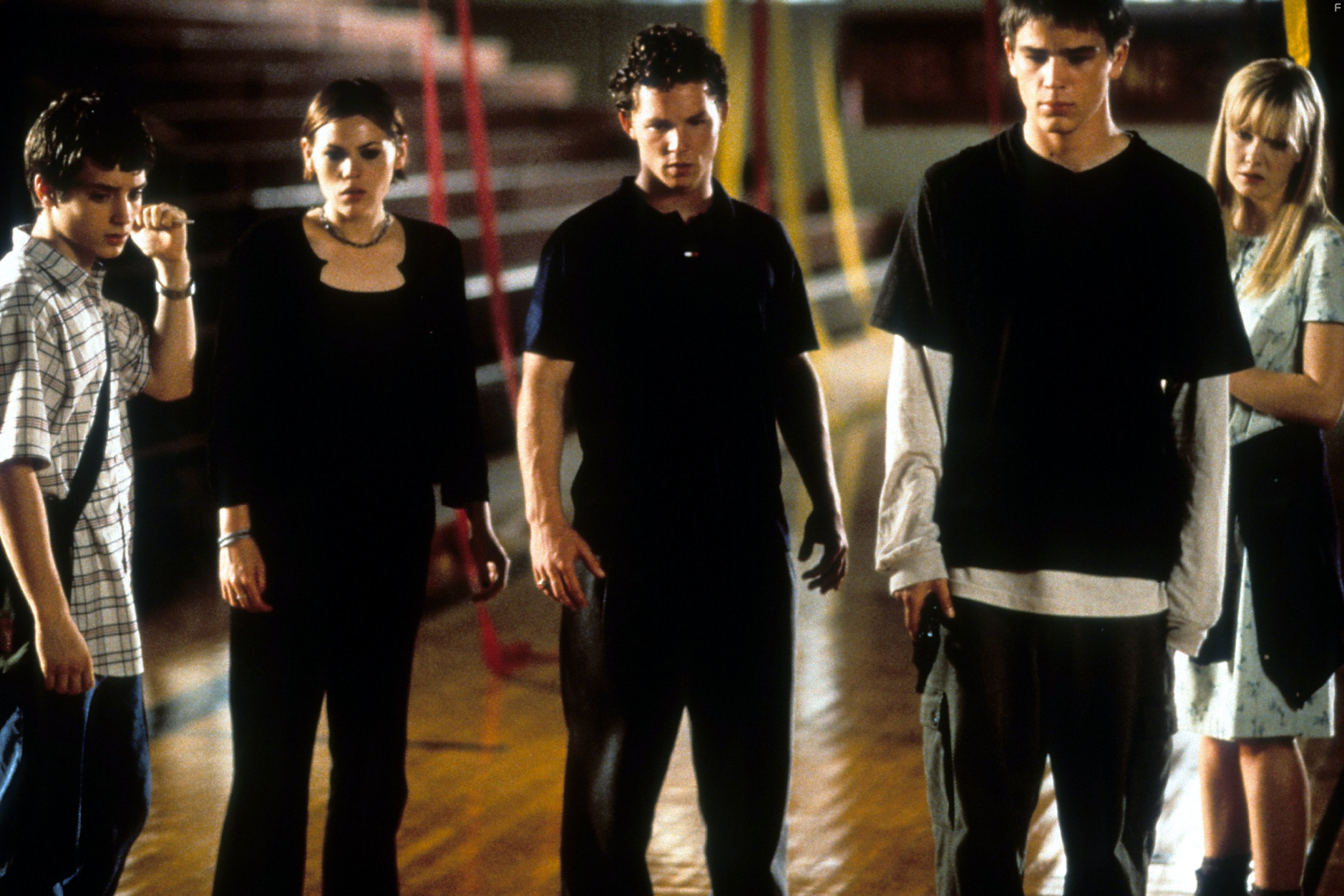 Elijah Wood, Josh Hartnett, Shawn Hatosy, Clea DuVall, and Laura Harris in Факультет (1998)