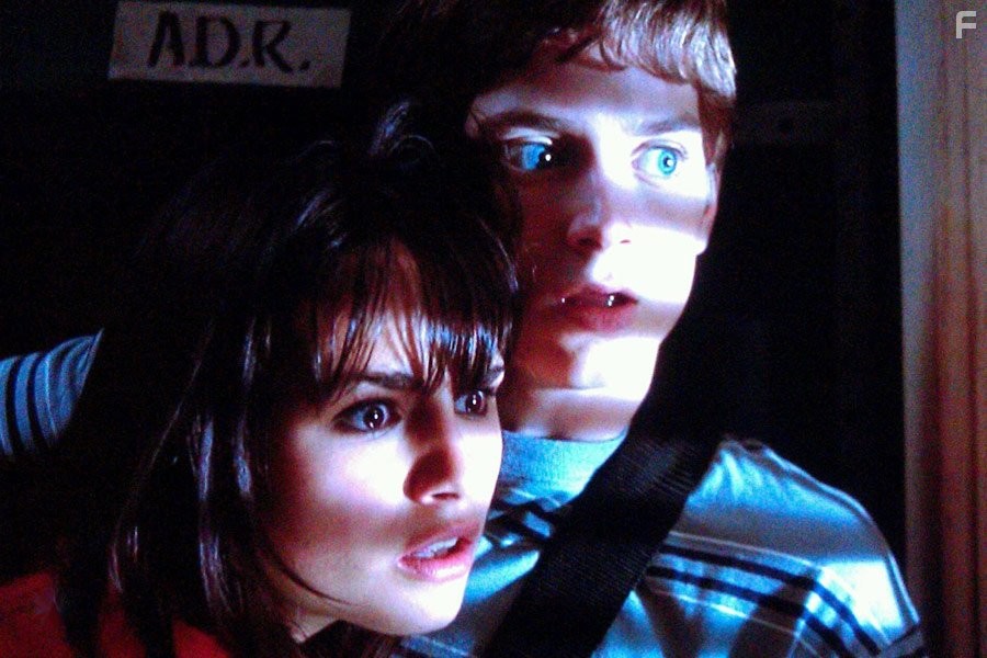 Elijah Wood and Jordana Brewster in Факультет (1998)