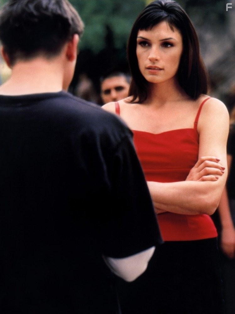 Famke Janssen and Josh Hartnett in Факультет (1998)