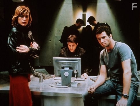 Milla Jovovich, Martin Crewes, and James Purefoy in Обитель зла (2002)