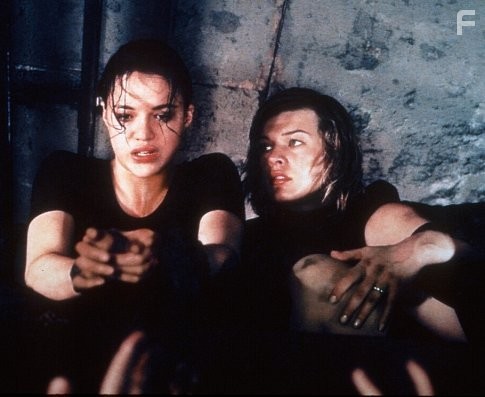 Milla Jovovich and Michelle Rodriguez in Обитель зла (2002)