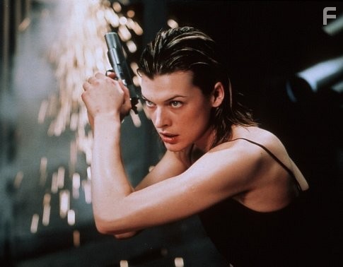 Milla Jovovich in Обитель зла (2002)