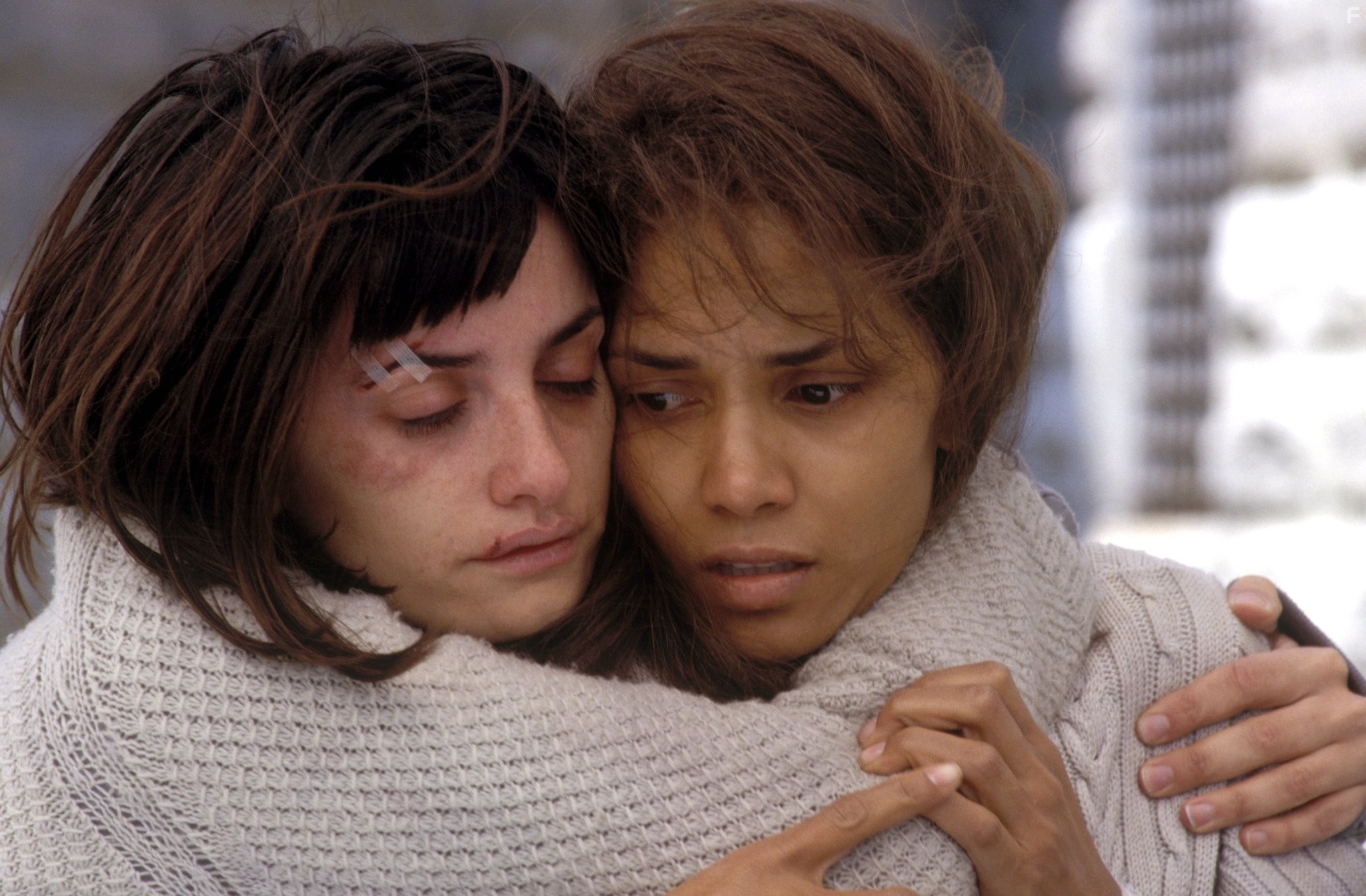Halle Berry and Pen?lope Cruz in Готика (2003)