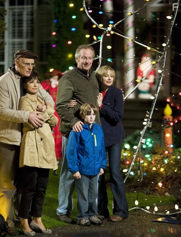 Matt Frewer, Allison Hossack, Teryl Rothery, Daniel Stern, and Ryan Grantham in Battle of the Bulbs (2010)