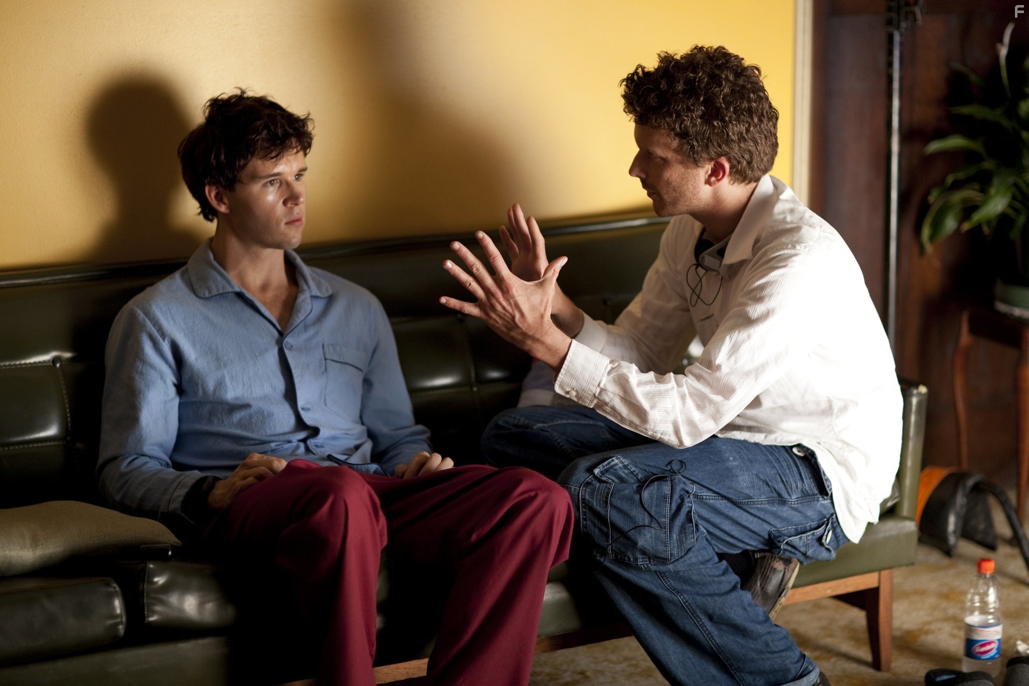 Ryan Kwanten and Leon Ford in Грифф-невидимка (2010)