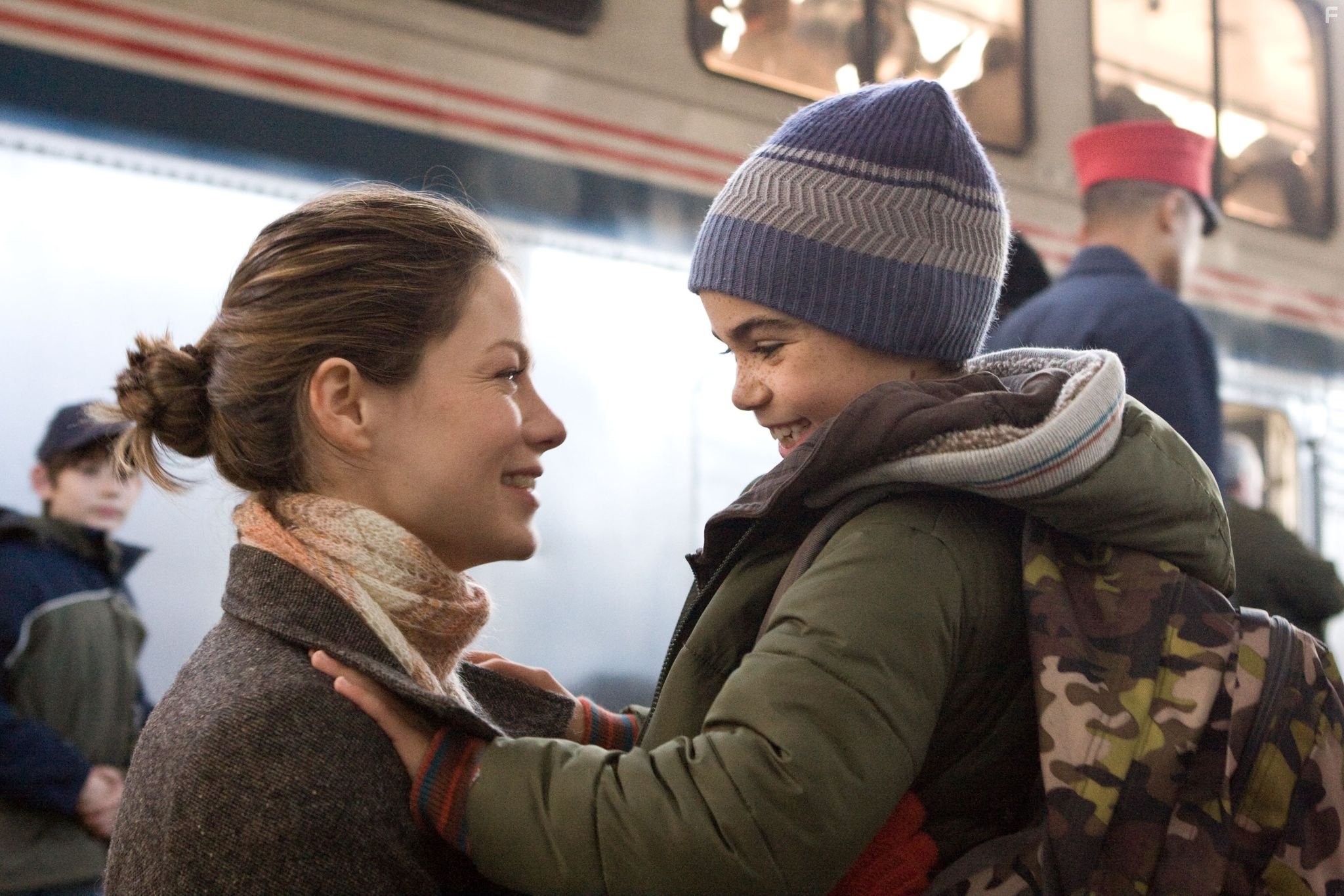 Michelle Monaghan and Cameron Boyce in На крючке (2008)