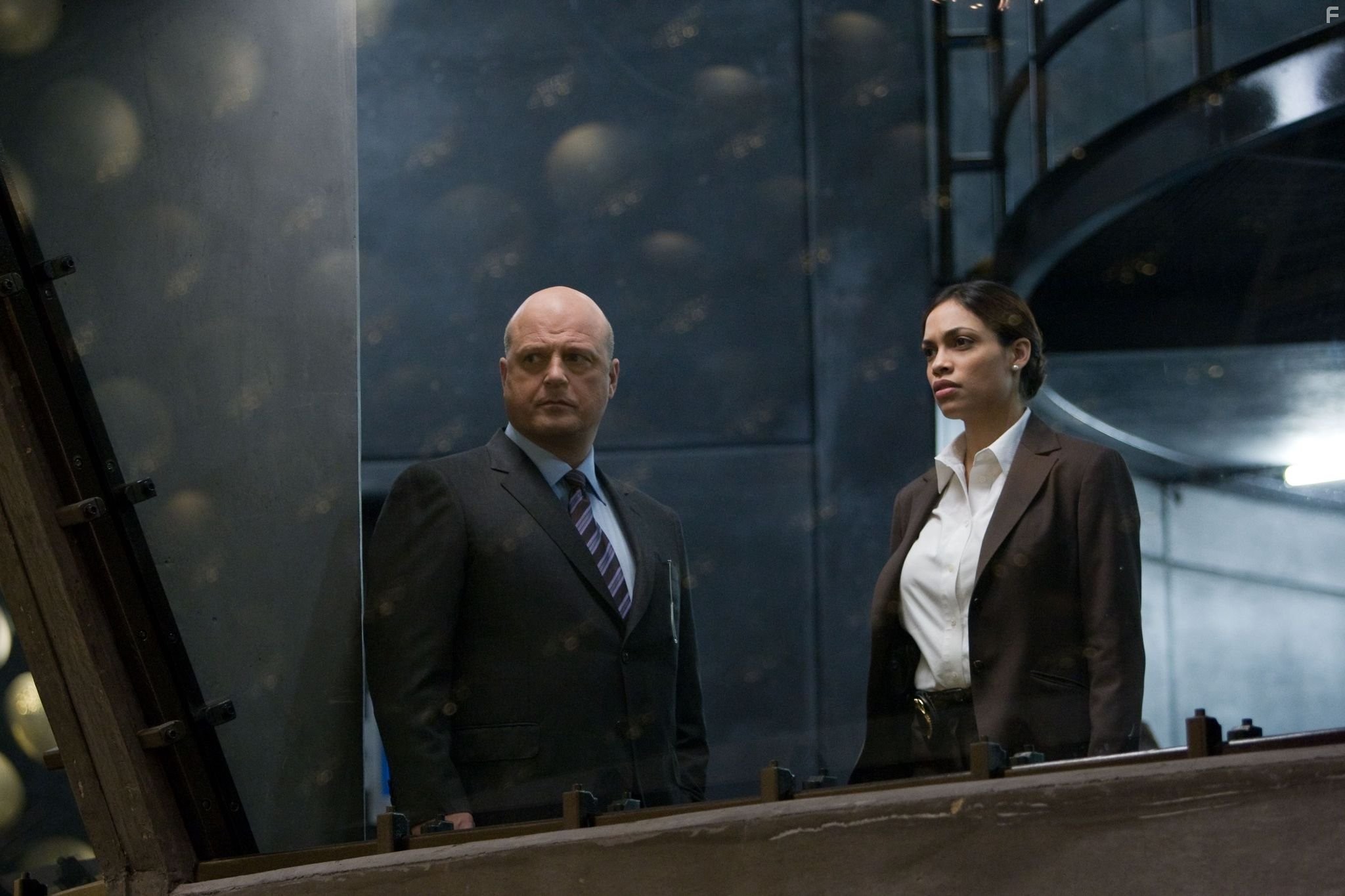 Michael Chiklis and Rosario Dawson in На крючке (2008)