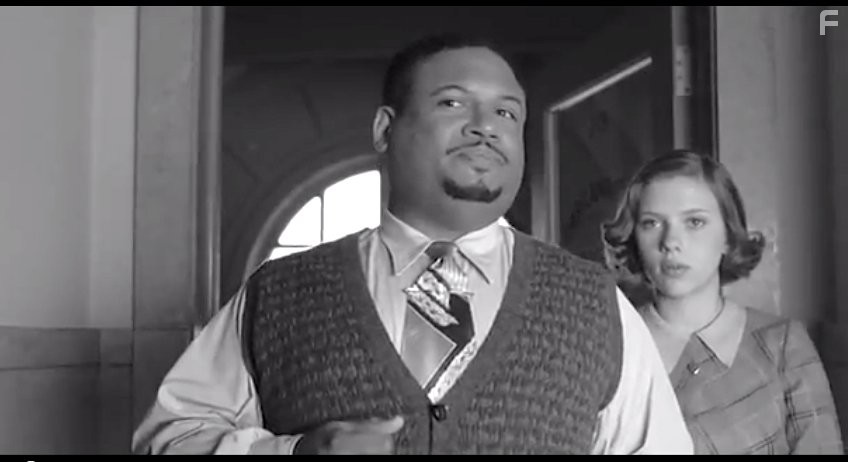 Adam Alexi-Malle and Scarlett Johansson in Чeловек, которого не было (2001)