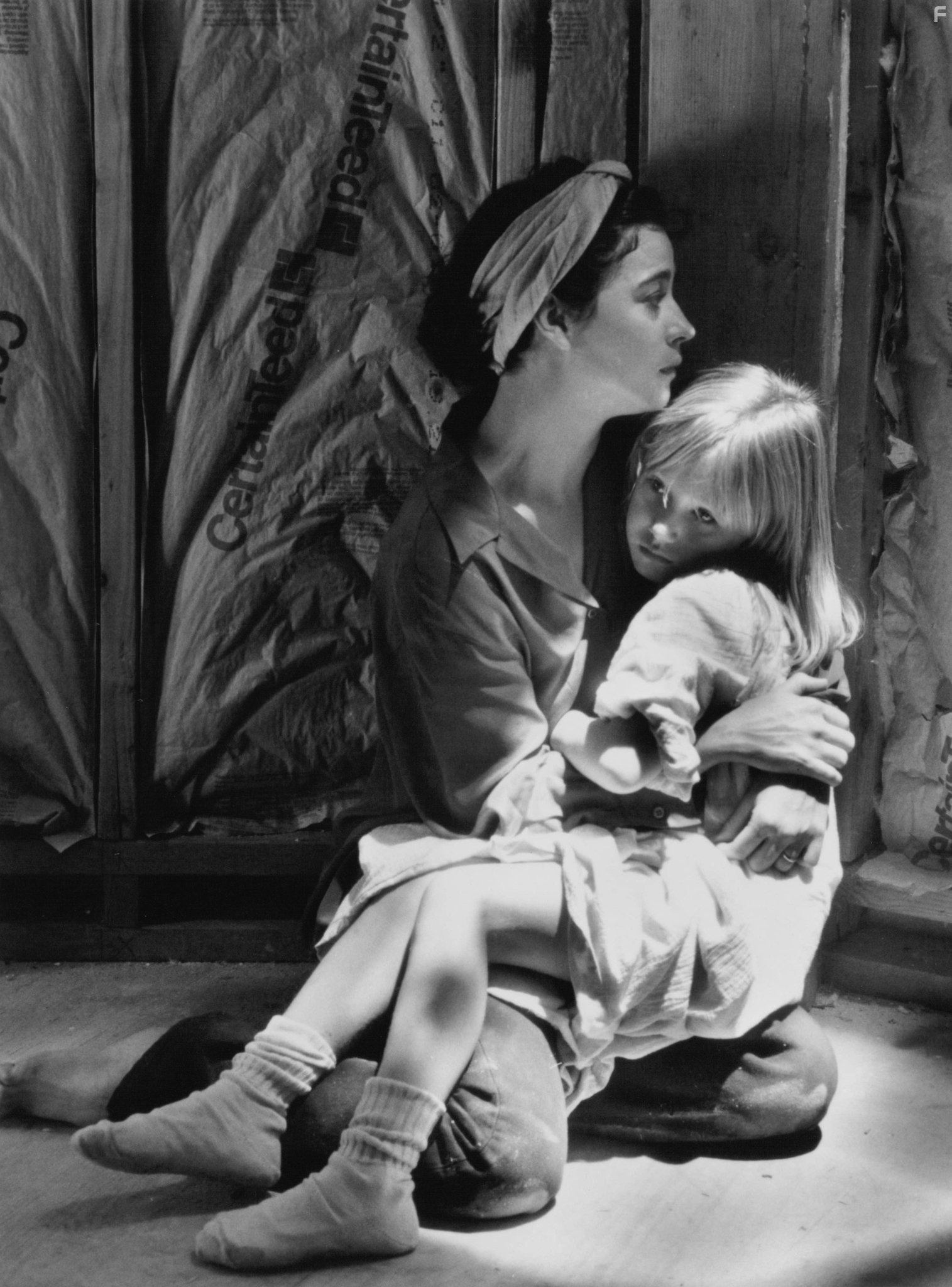 Julia Devin and Moira Kelly in The Tie That Binds (1995)