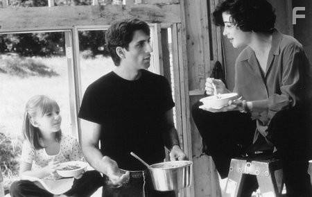 Vincent Spano, Julia Devin, and Moira Kelly in The Tie That Binds (1995)