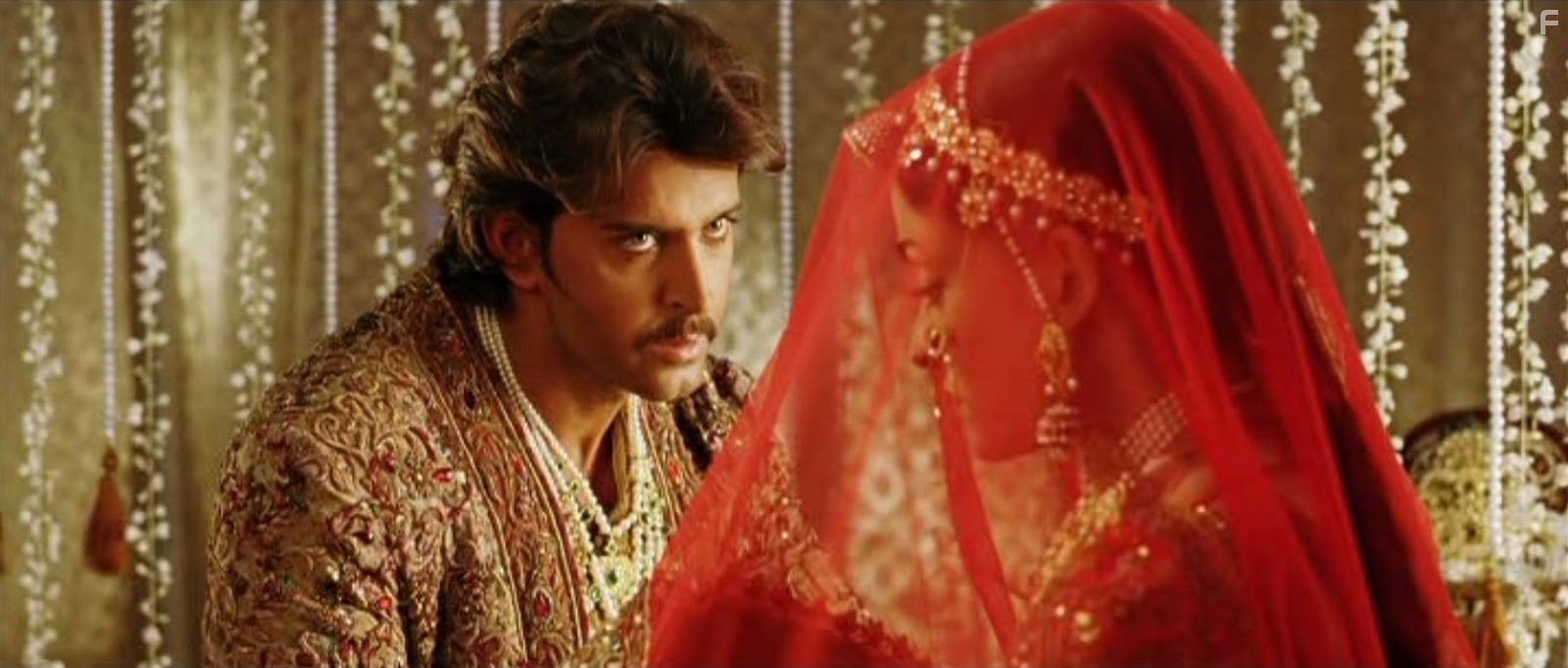 Hrithik Roshan and Aishwarya Rai Bachchan in Джодха и Акбар (2008)