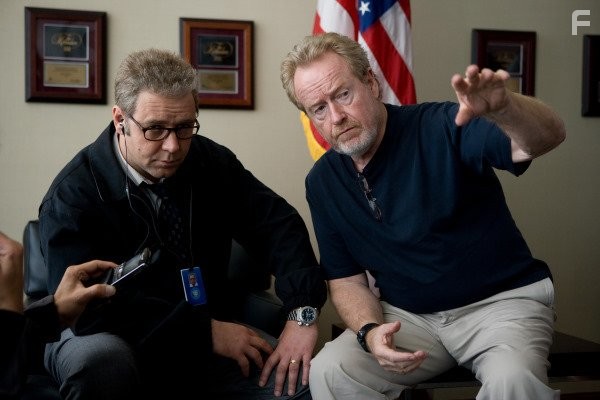 Russell Crowe and Ridley Scott in Совокупность лжи (2008)