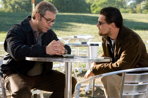 Russell Crowe and Leonardo DiCaprio in Совокупность лжи (2008)