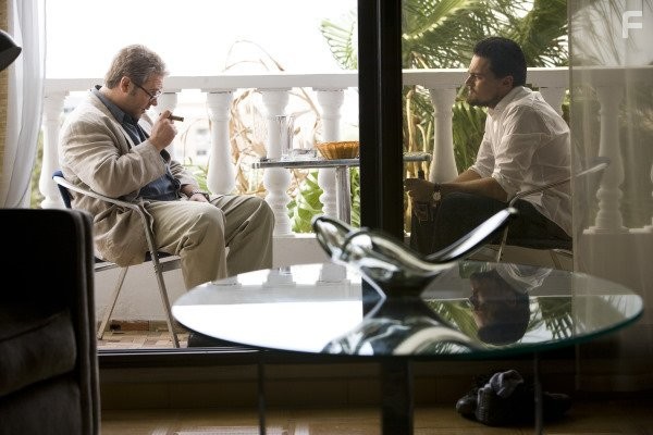 Russell Crowe and Leonardo DiCaprio in Совокупность лжи (2008)