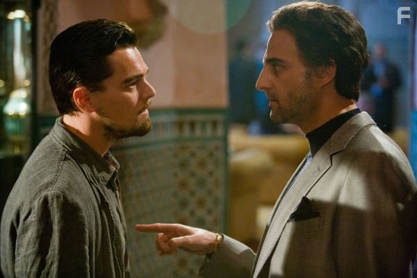 Leonardo DiCaprio and Mark Strong in Совокупность лжи (2008)