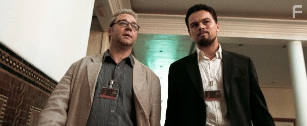 Russell Crowe and Leonardo DiCaprio in Совокупность лжи (2008)