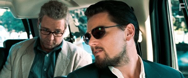 Russell Crowe and Leonardo DiCaprio in Совокупность лжи (2008)