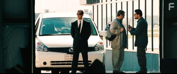 Russell Crowe and Leonardo DiCaprio in Совокупность лжи (2008)