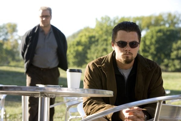 Russell Crowe and Leonardo DiCaprio in Совокупность лжи (2008)