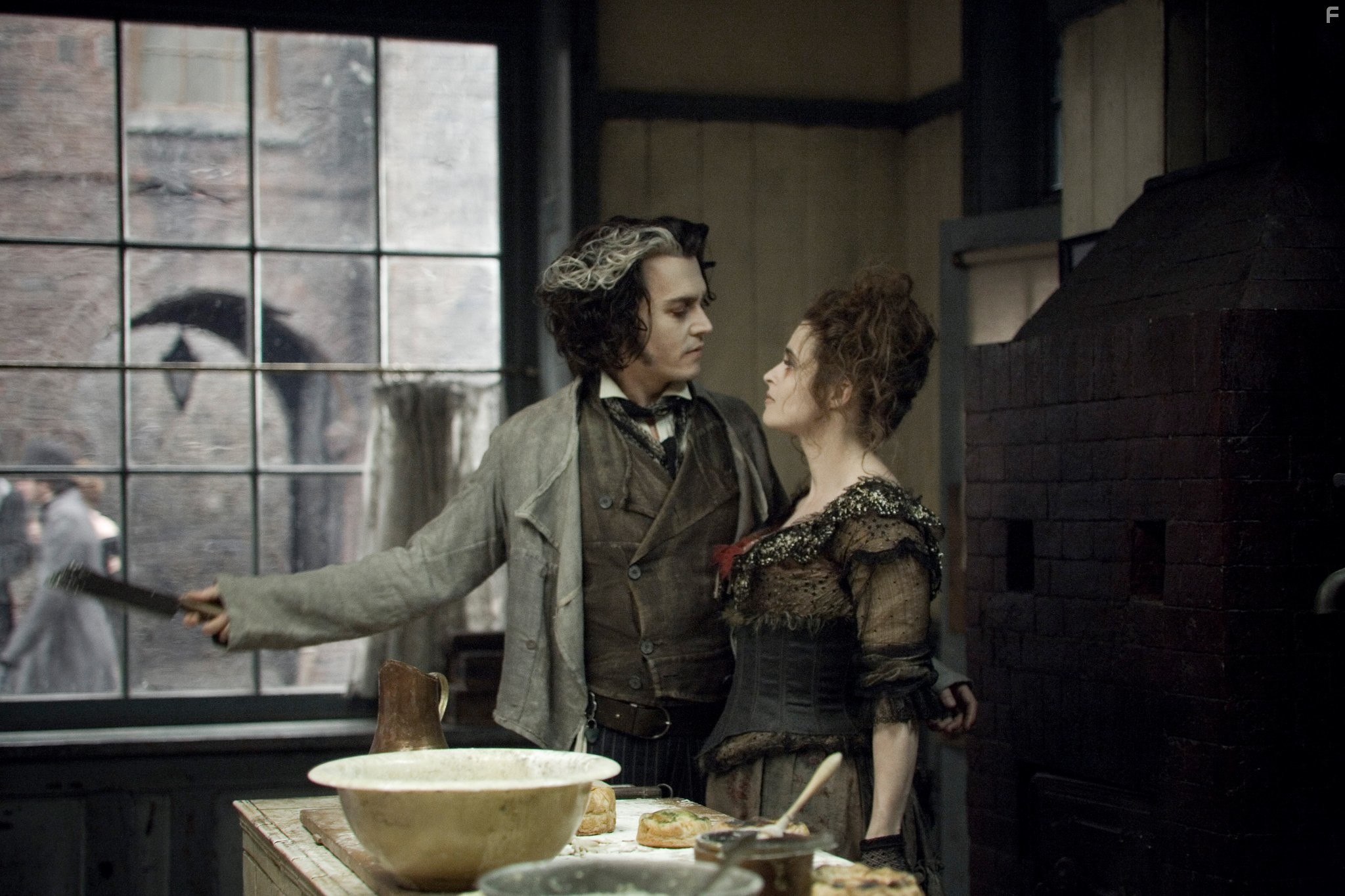 Johnny Depp and Helena Bonham Carter in Суини Тодд, демон-парикмахер с Флит-стрит (2007)