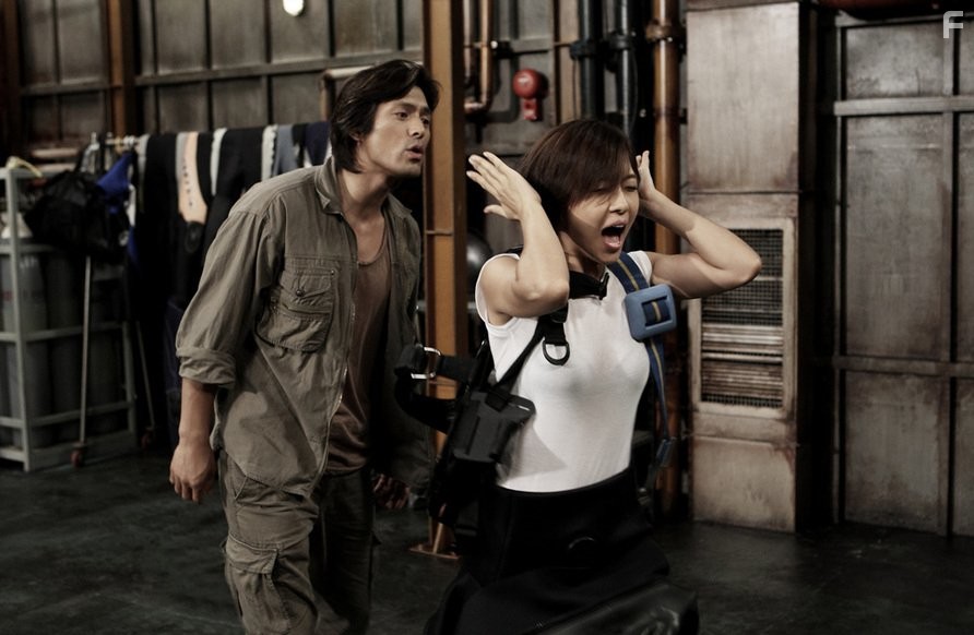 Ji-won Ha and Ji-ho Oh in Сектор 7 (2011)