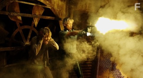 Laurie Holden and Radha Mitchell in Сайлент Хилл (2006)