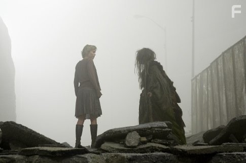 Deborah Kara Unger and Radha Mitchell in Сайлент Хилл (2006)