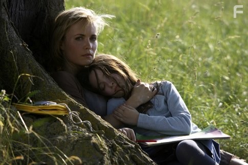 Jodelle Ferland and Radha Mitchell in Сайлент Хилл (2006)