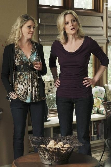 Teri Polo and Amanda Detmer in Будь мужчиной (2011)