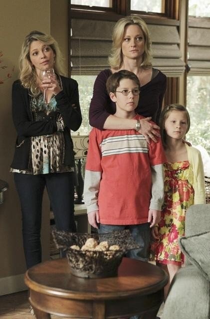 Teri Polo, Amanda Detmer, Jake Johnson, and Charlotte Labadie in Будь мужчиной (2011)