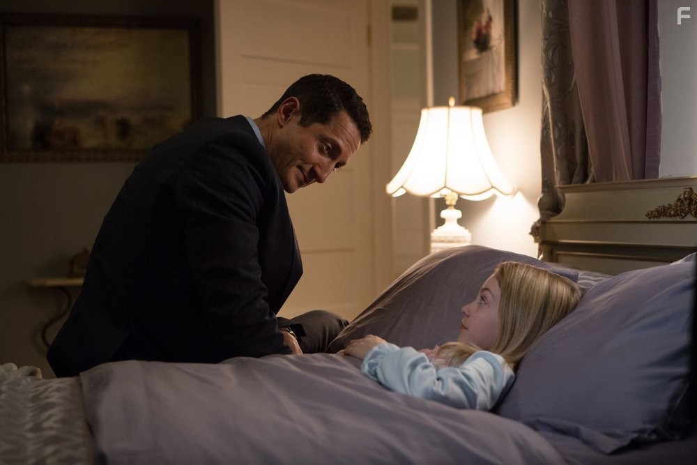 Sasha Roiz and Hannah R. Loyd in Гримм (2011)