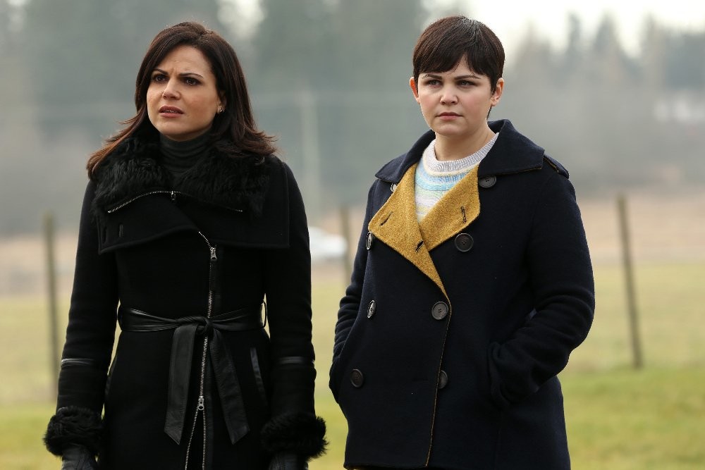 Ginnifer Goodwin and Lana Parrilla in Однажды в сказке (2011)