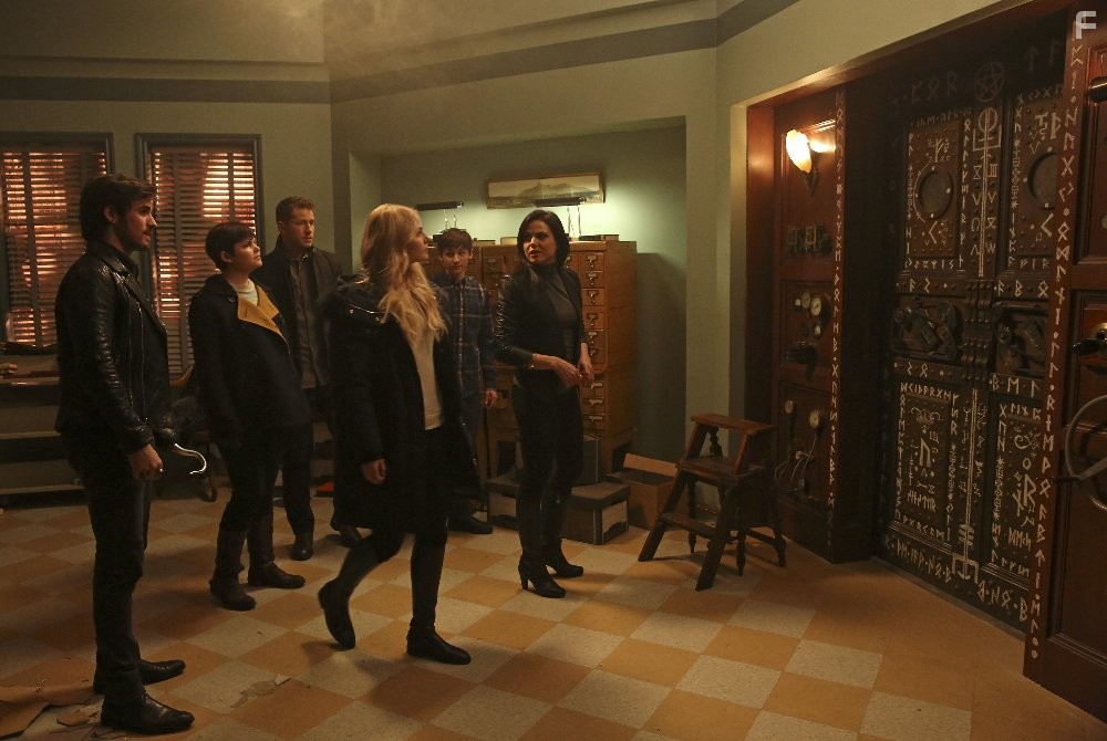 Ginnifer Goodwin, Jennifer Morrison, Lana Parrilla, Colin O'Donoghue, Jared Gilmore, and Josh Dallas in Однажды в сказке (2011)