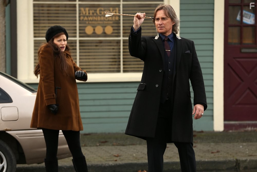Robert Carlyle and Emilie de Ravin in Однажды в сказке (2011)