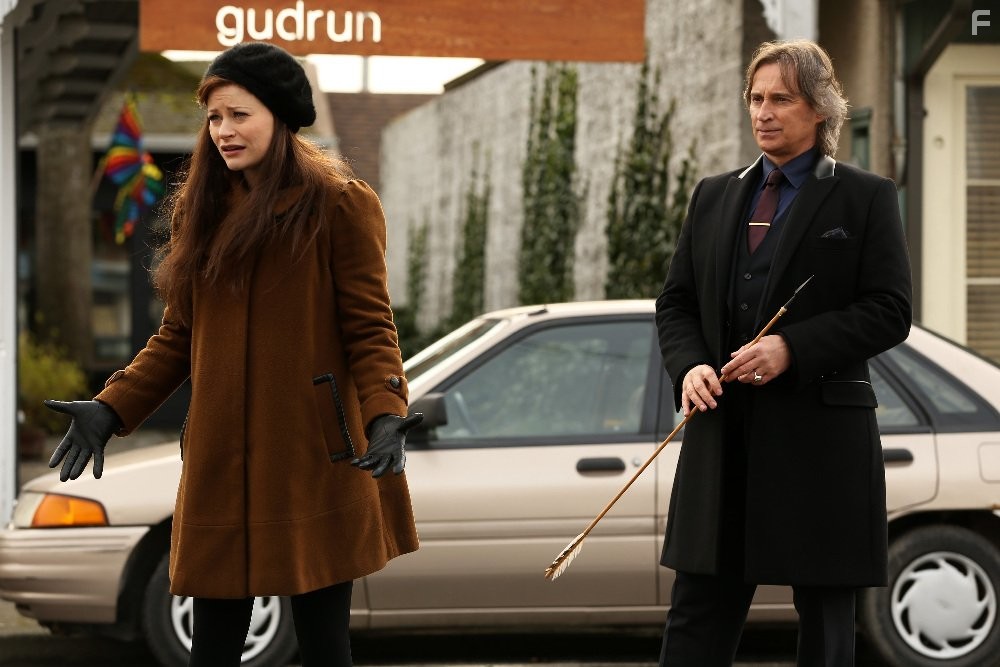 Robert Carlyle and Emilie de Ravin in Однажды в сказке (2011)