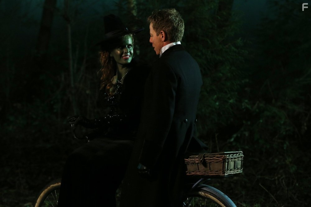 Greg Germann and Rebecca Mader in Однажды в сказке (2011)