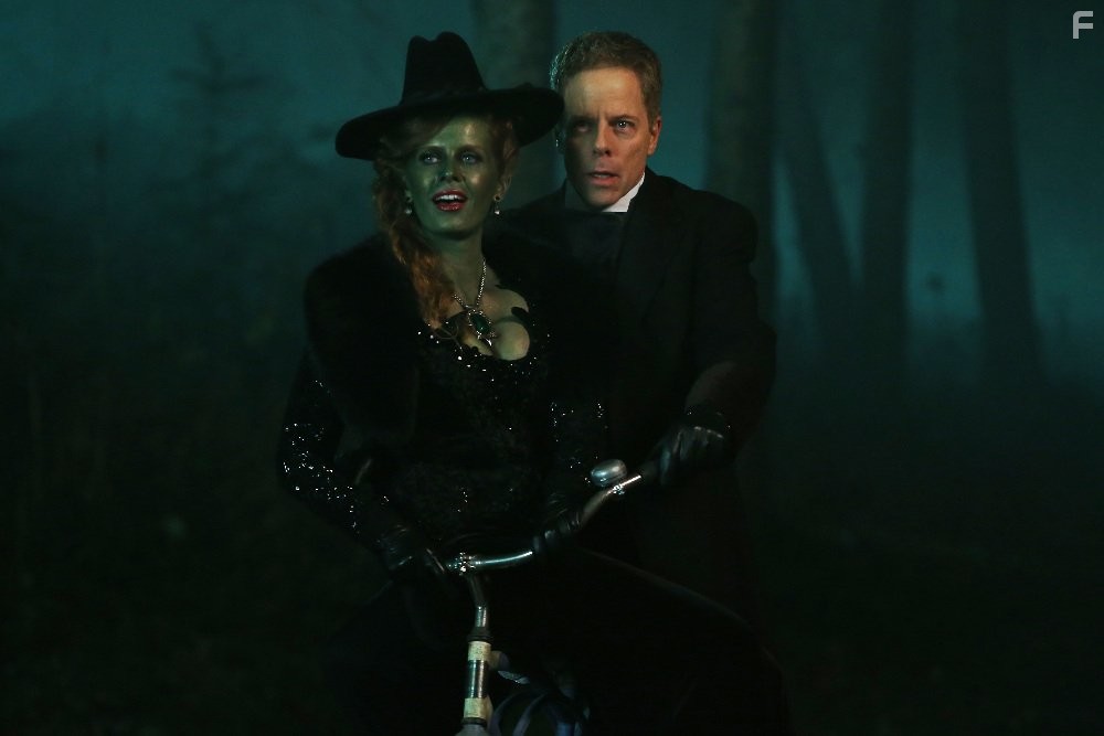 Greg Germann and Rebecca Mader in Однажды в сказке (2011)