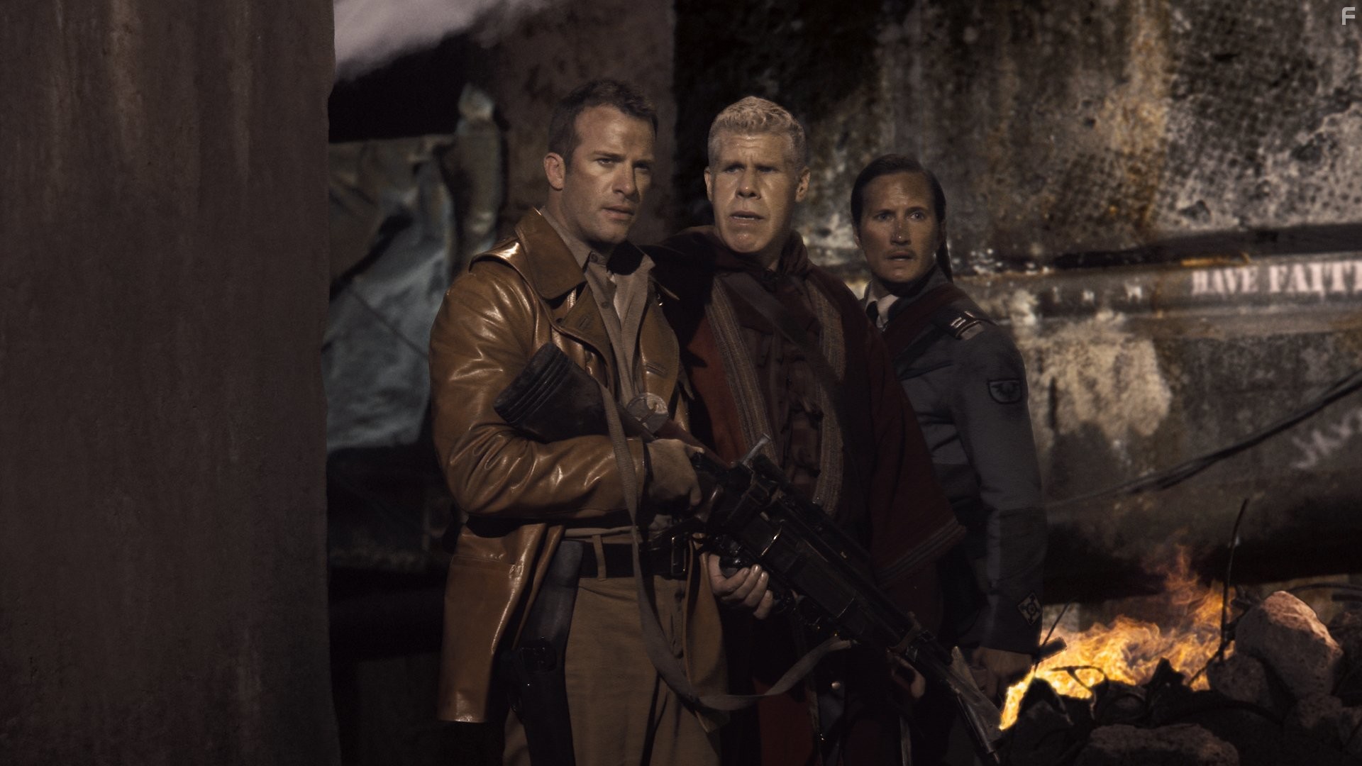 Ron Perlman, Thomas Jane, and Benno F?rmann in Хроники мутантов (2008)