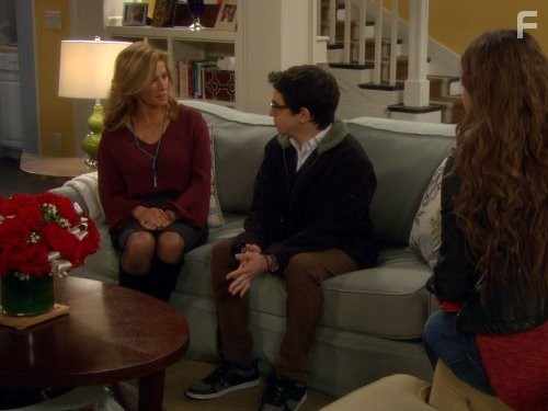 Nancy Travis and Zachary Gordon in Последний настоящий мужчина (2011)