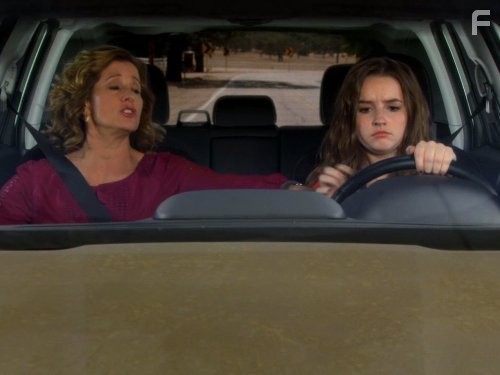Nancy Travis and Kaitlyn Dever in Последний настоящий мужчина (2011)