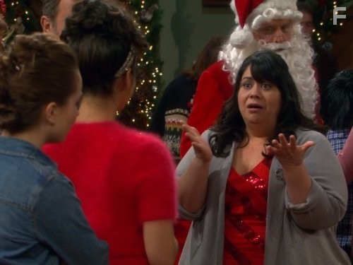 Carla Jimenez, Molly Ephraim, and Kaitlyn Dever in Последний настоящий мужчина (2011)