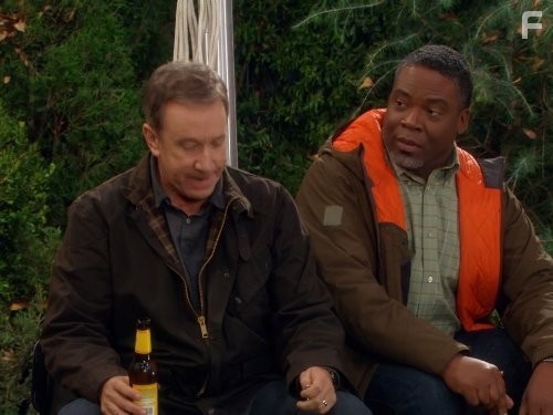 Tim Allen and Jonathan Adams in Последний настоящий мужчина (2011)