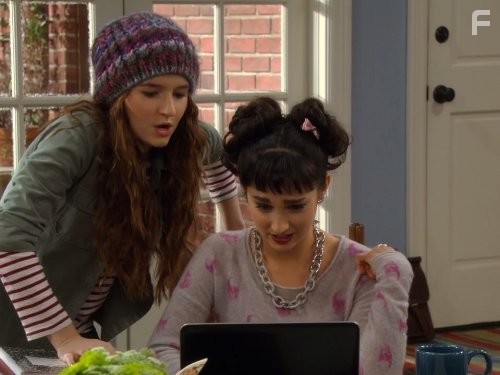 Molly Ephraim and Kaitlyn Dever in Последний настоящий мужчина (2011)