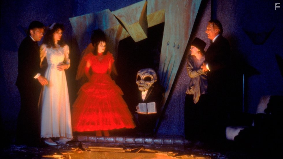 Geena Davis, Winona Ryder, Alec Baldwin, Jeffrey Jones, Catherine O'Hara, and Tony Cox in Битлджюс (1988)