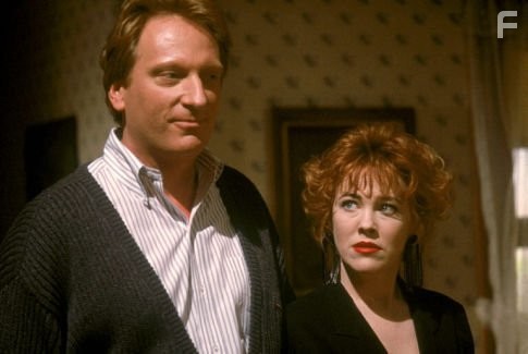 Jeffrey Jones and Catherine O'Hara in Битлджюс (1988)