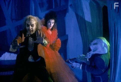 Winona Ryder and Michael Keaton in Битлджюс (1988)