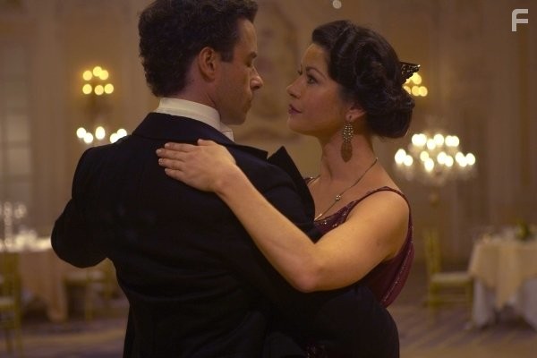 Guy Pearce and Catherine Zeta-Jones in Смертельный номер (2007)