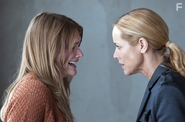 Maria Bello and Bre Blair in Главный подозреваемый (2011)