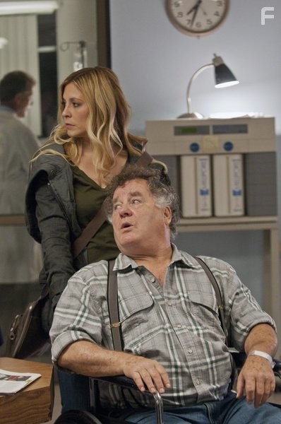 Peter Gerety and Sarah Lafleur in Главный подозреваемый (2011)